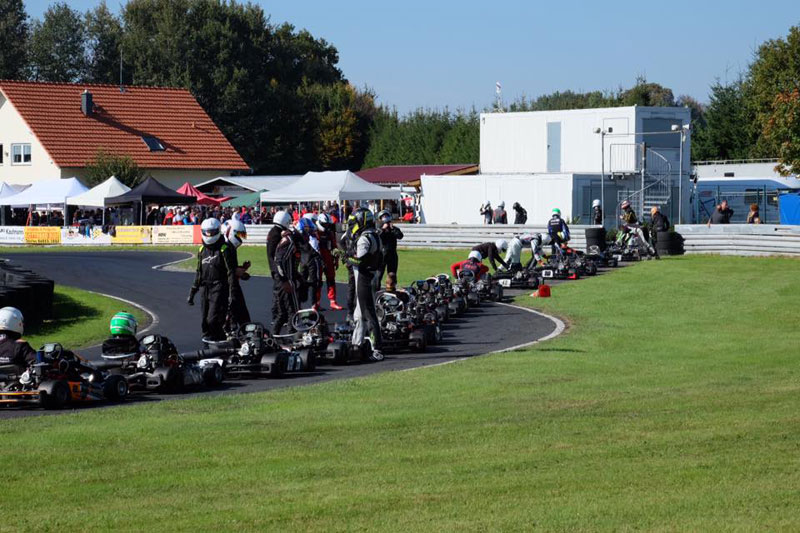 Rennende und das Warten vor dem Parc Fermeé
